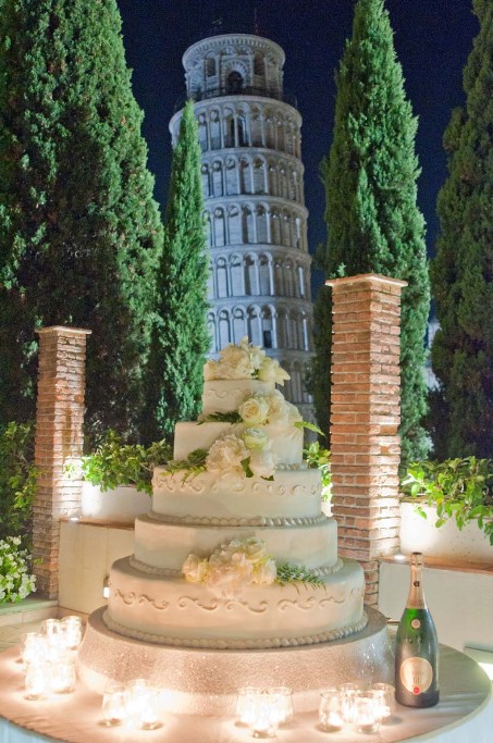 torta nuziale con la torre di pisa